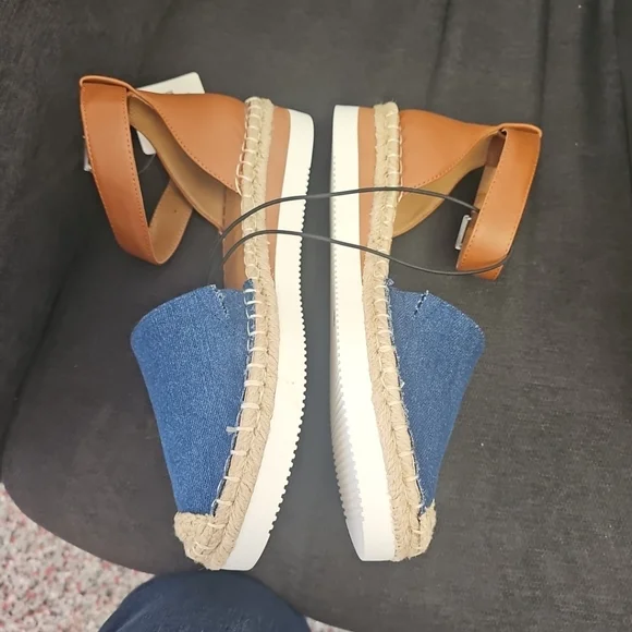 NIB a.n.a Women's Size 6.5 Carrie Denim Dressy Flat Sandals Crochet Accents - Picture 5 of 9